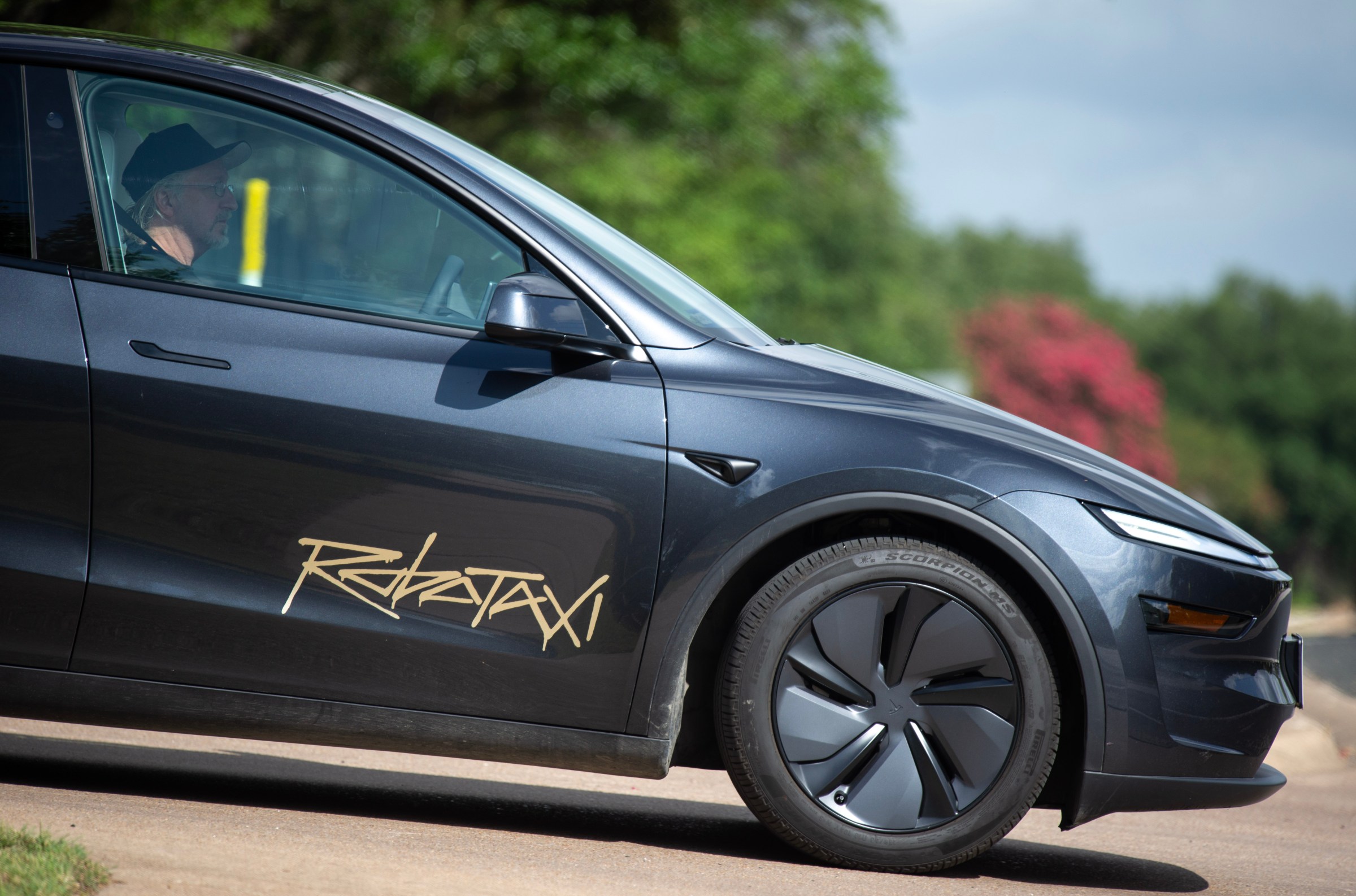 Tesla Meluncurkan Robotaxi di Austin, Tapi Masih Ada Pengawas Keselamatan