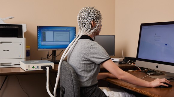 Menguji Pengaruh ChatGPT Terhadap Aktivitas Otak Saat Menulis Esai