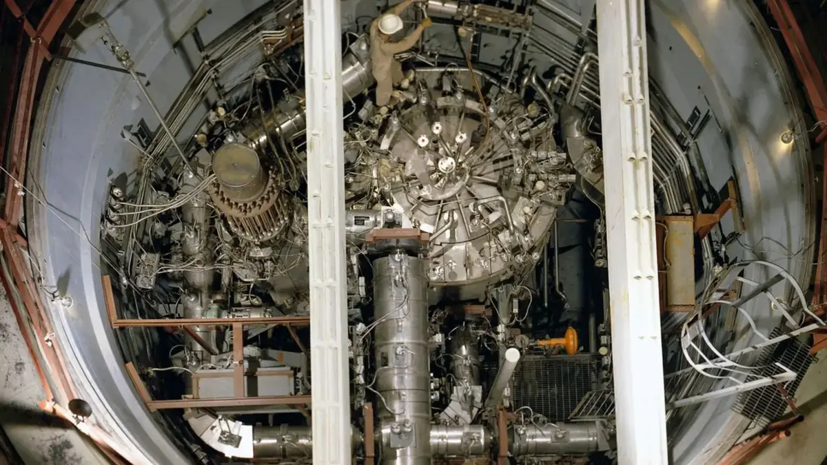 AI Mempercepat Simulasi Lithium Chloride Cair untuk Reaktor Nuklir Modern