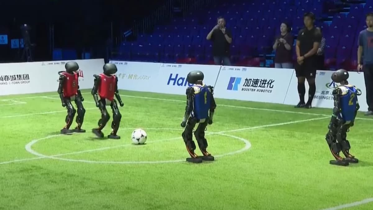 Tim Robot Humanoids Cina Menang Kejuaraan Sepak Bola Robot Otonom Pertama