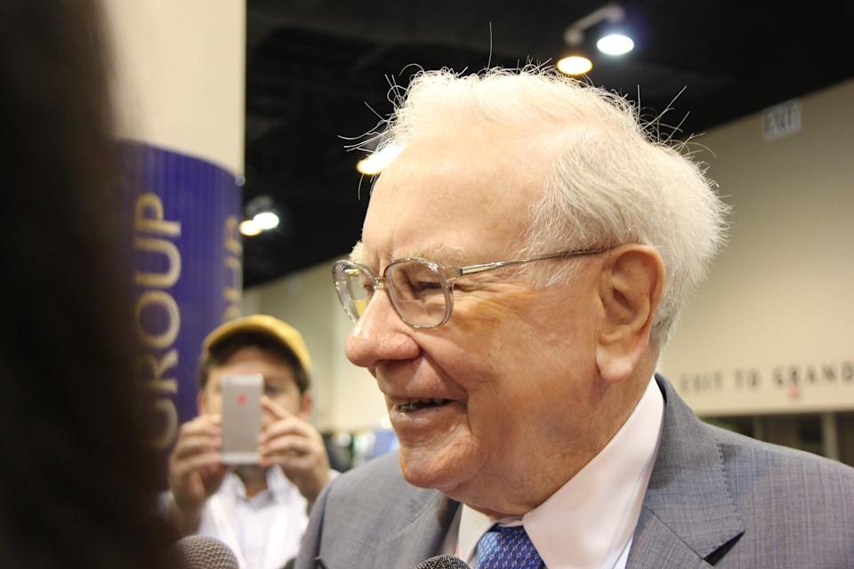 Mengapa Warren Buffett Memilih Apple dan Amazon untuk Investasi Jangka Panjang