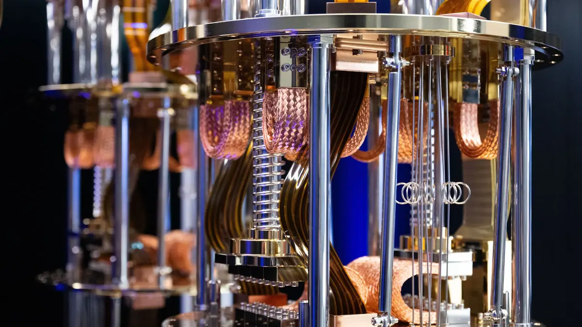 Peneliti Simulasikan Spontaneous Symmetry Breaking Suhu Nol dengan Komputer Kuantum