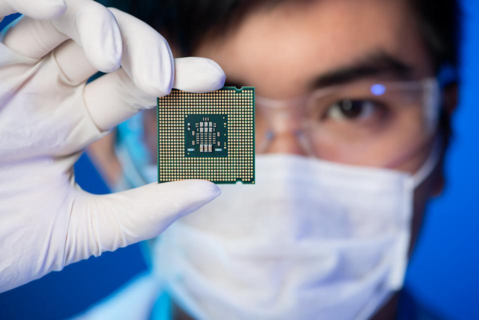 Perbandingan Saham AMD dan Micron: Mana Pilihan Terbaik di Pasar Chip AI?