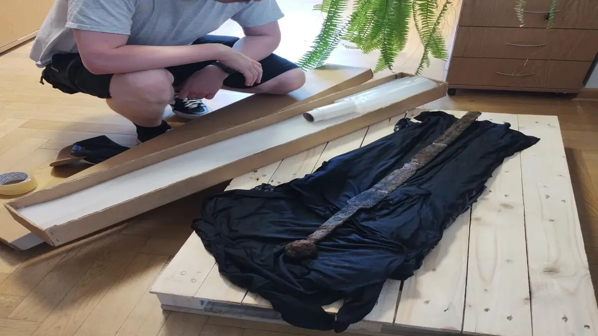 Penemuan Pedang Abad Pertengahan yang Misterius di Sungai Vistula, Polandia