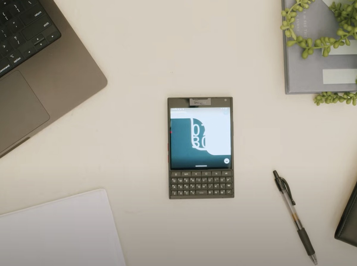 Ponsel Baru dengan Keyboard Fisik QWERTY Hadir Menghidupkan Nostalgia BlackBerry