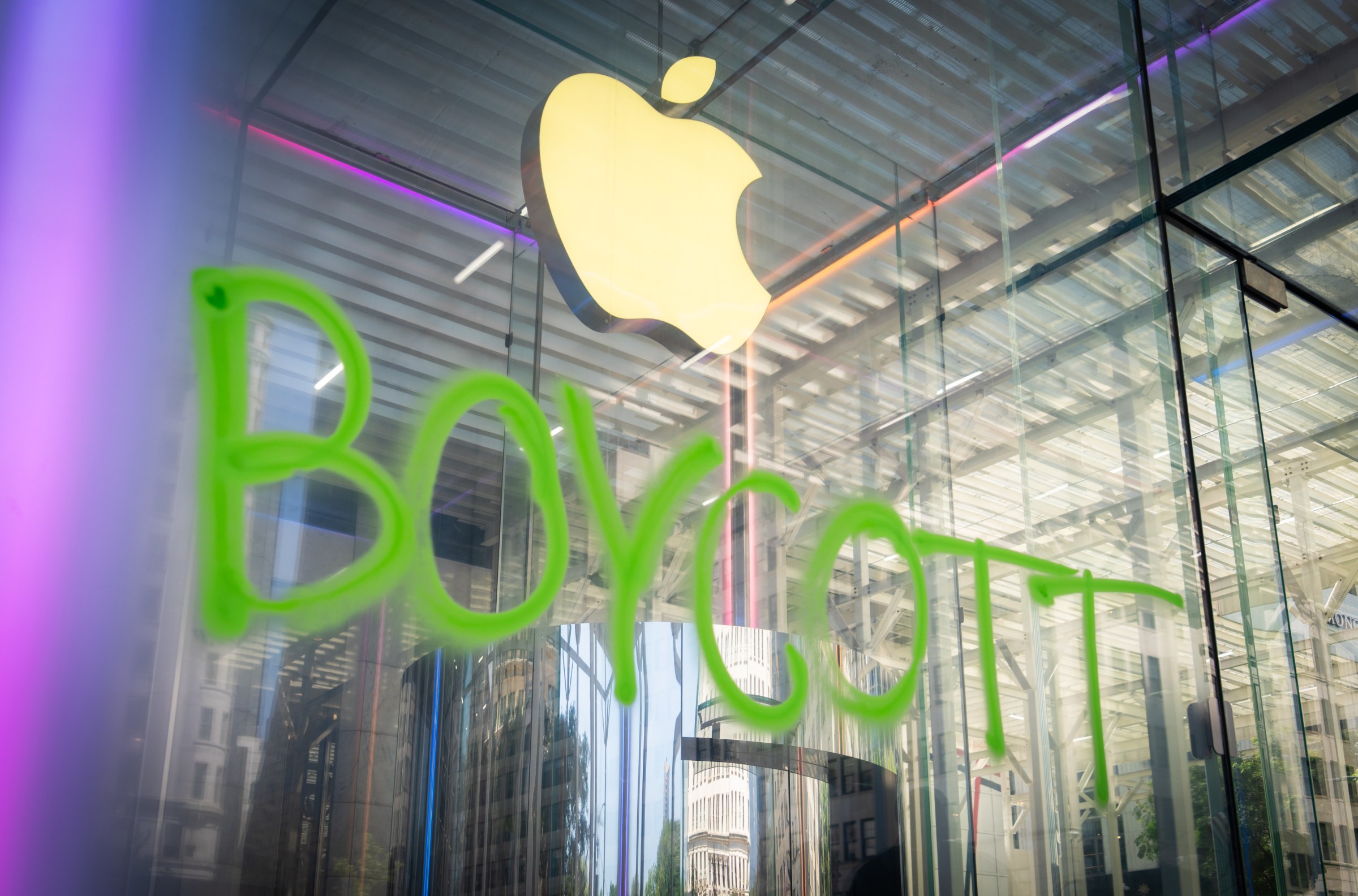 Aktivis Protes Hipokrisi Iklim Apple dan Big Tech di New York