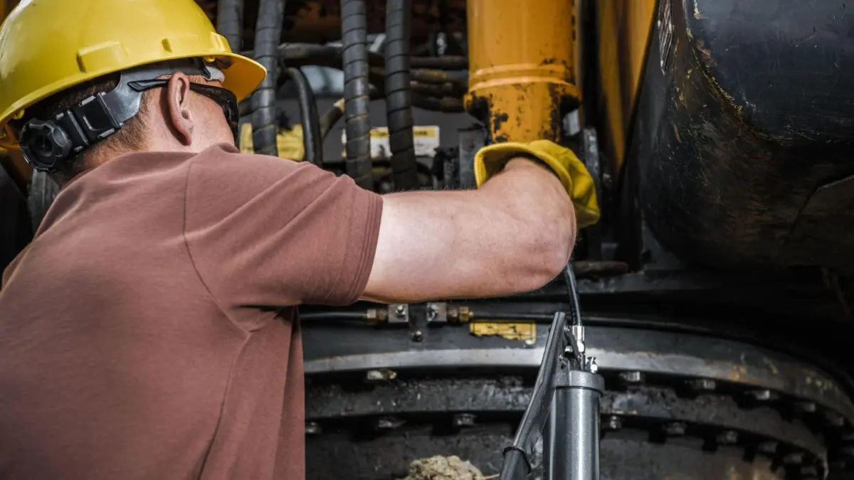 Truk Pelumas Mobile: Kunci Mencegah Downtime Alat Berat di Lokasi Kerja