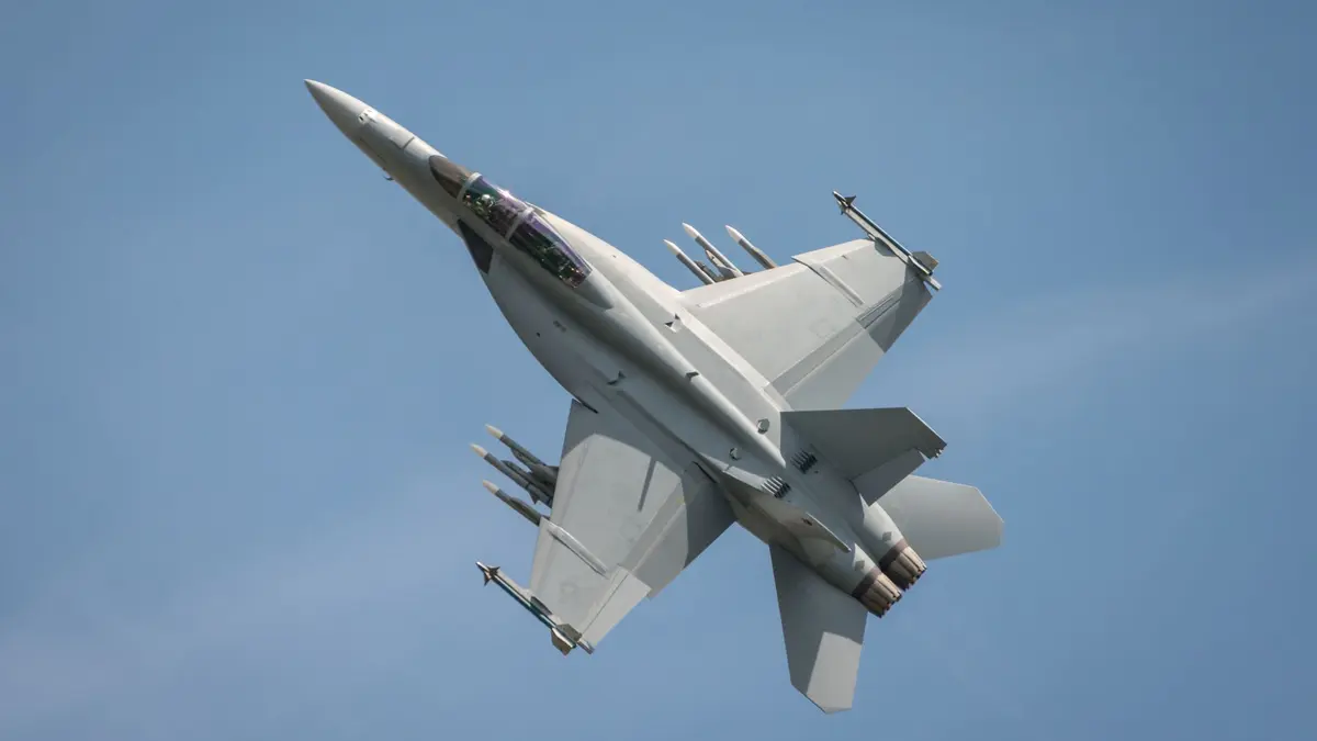 AI Mempercepat Penemuan Paduan Memori Bentuk Untuk Sayap Pesawat Tempur