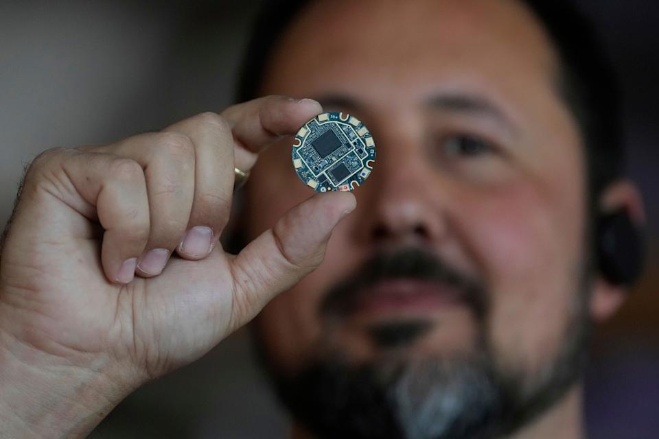 Persaingan Sengit di Balik Teknologi AI Baru Tanpa Layar antara OpenAI dan iyO