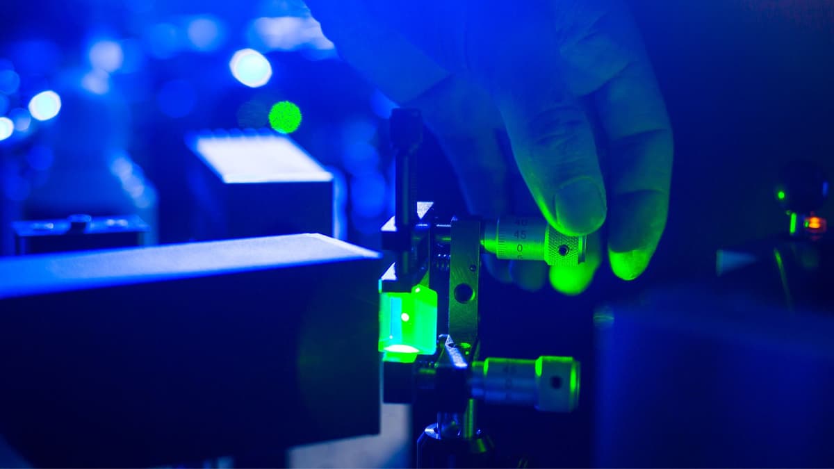 Metode Laser Baru Memperkuat Stabilitas Informasi Kuantum Pada Atom Cesium