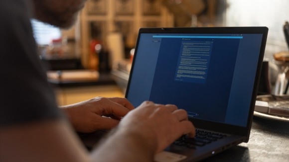 Ilmuwan Menyembunyikan Pesan Rahasia di Makalah untuk Manipu AI Peer Review