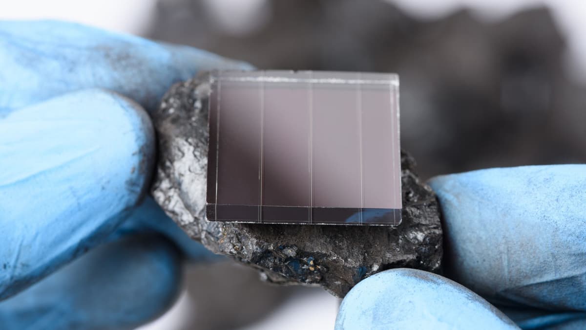 Longi Luncurkan Sel Surya Tandem Perovskit-Silikon Efisiensi 34,58%