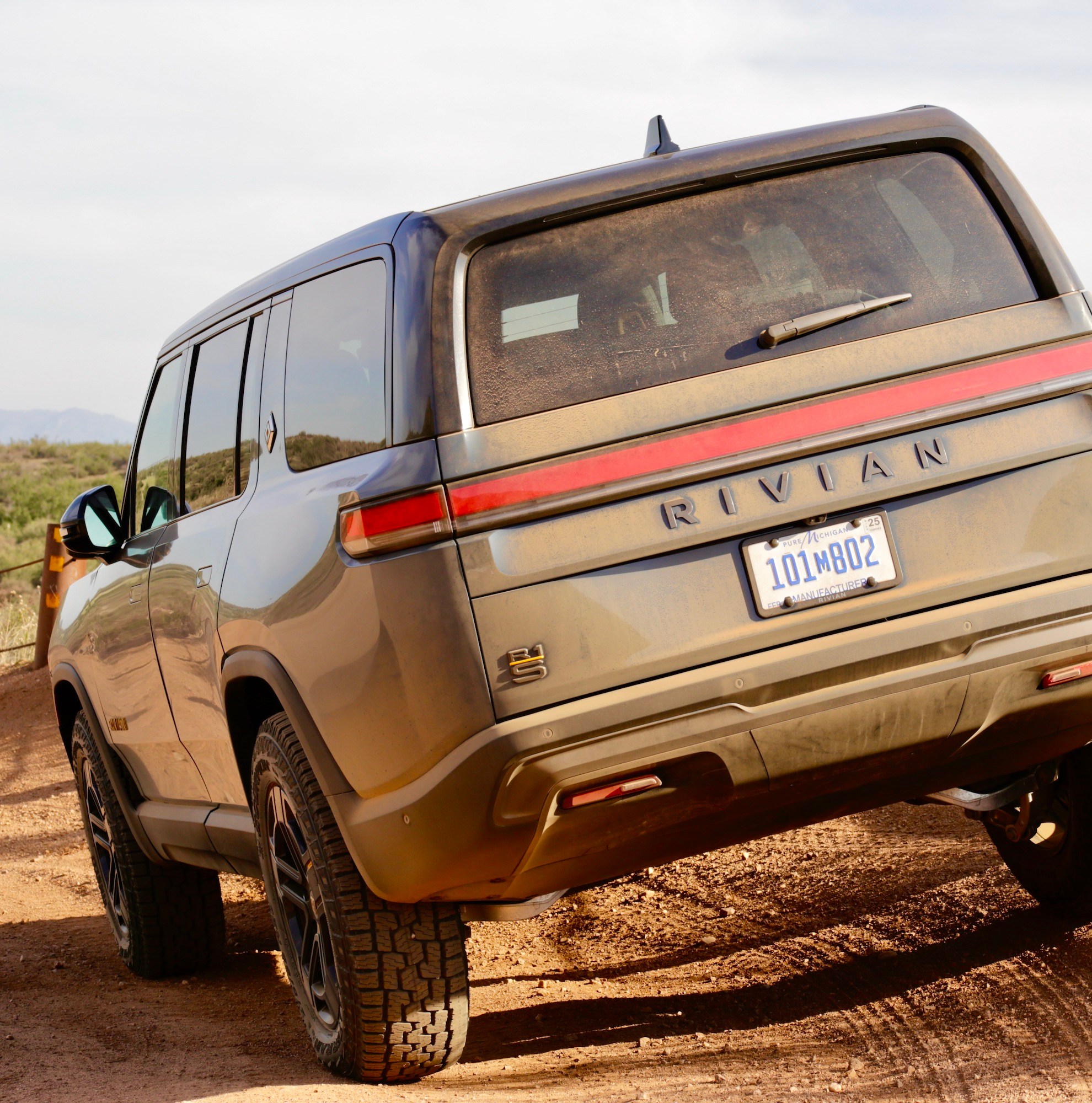 Rivian R1S 2025: Perubahan Besar di Balik Desain yang Serupa