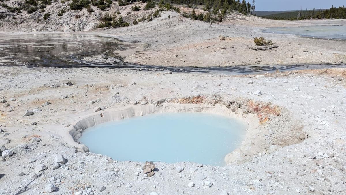 Misteri Kolam Termal Baru di Yellowstone Terungkap Lewat Ledakan Kecil Berulang