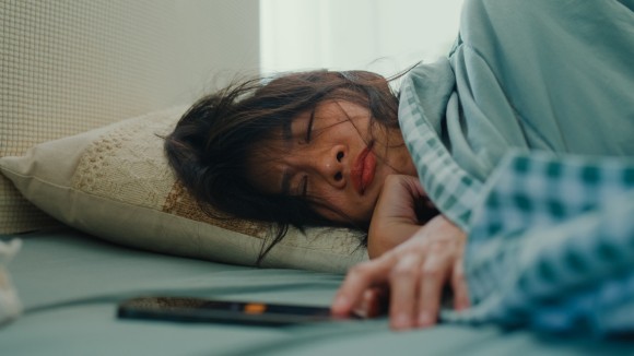 Bagaimana Otak Bangun dari Tidur: Gelombang Aktivasi dari Depan ke Belakang