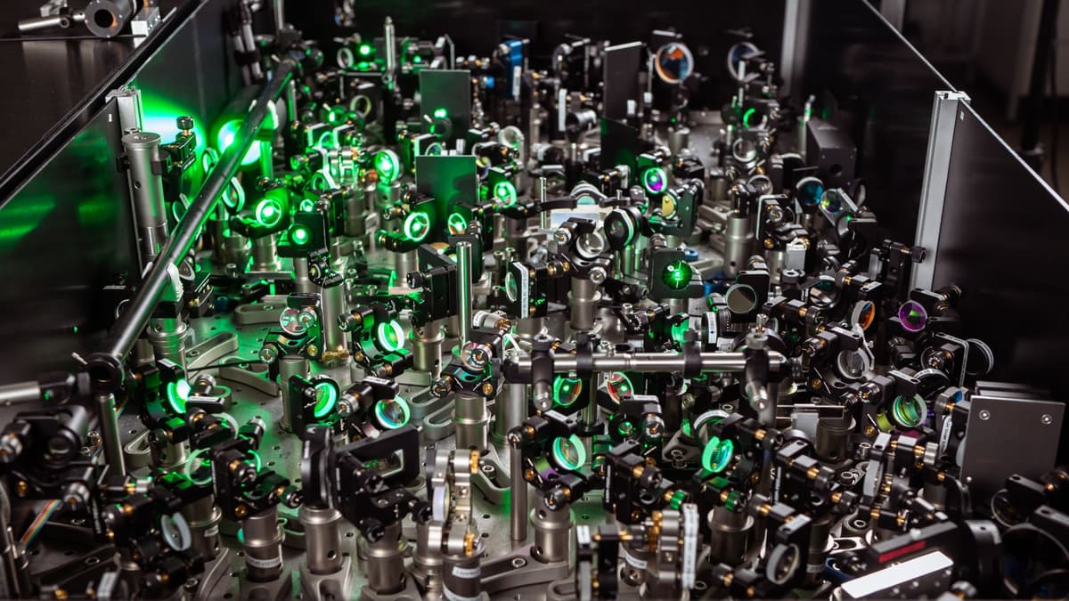 Laser Mengubah Sifat Magnetik Material dengan Pasangan Magnon di Suhu Ruang