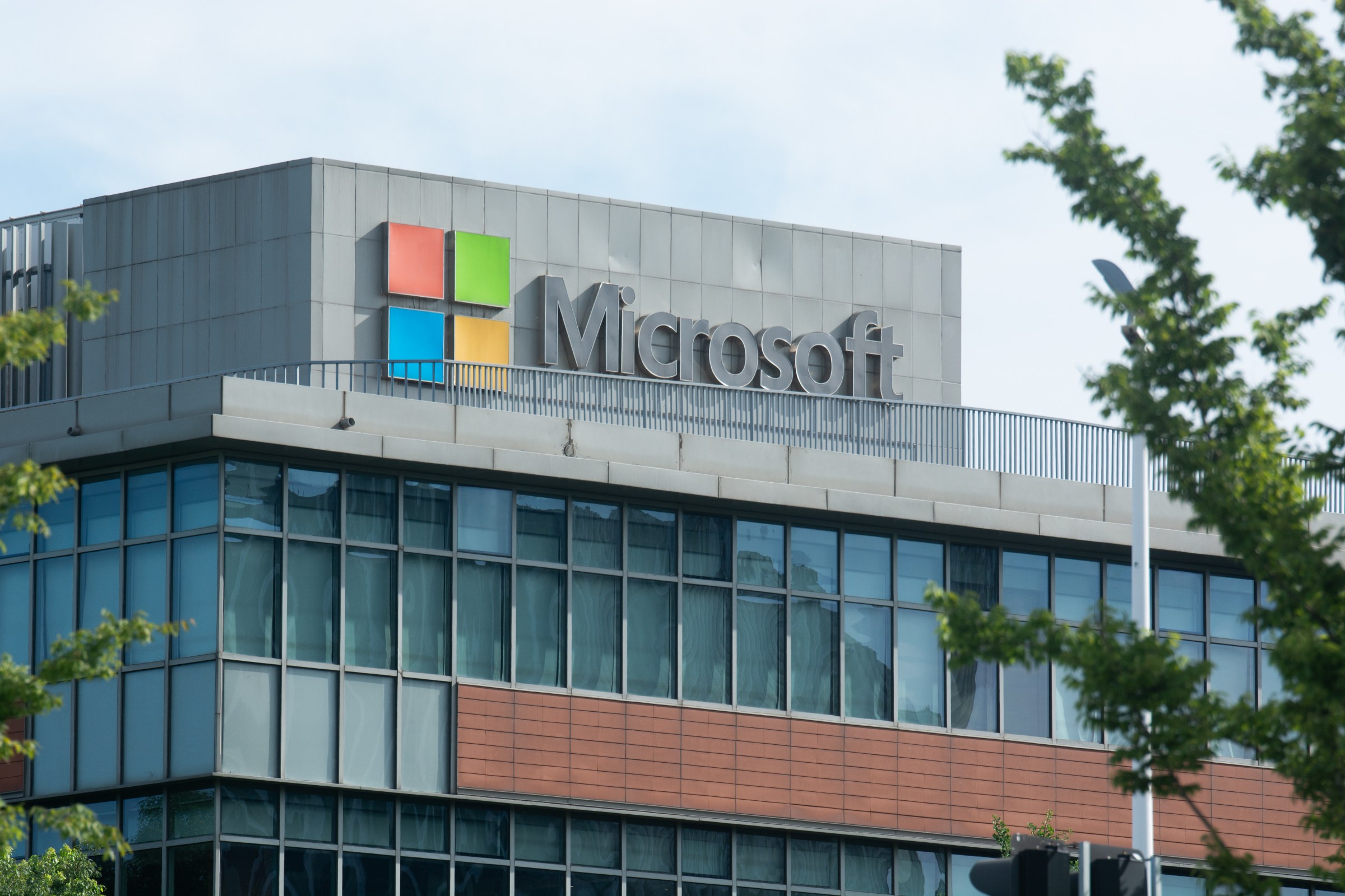 Pemutusan Hubungan Kerja Besar Microsoft untuk Fokus Ke AI Menimbulkan Ketidakpastian