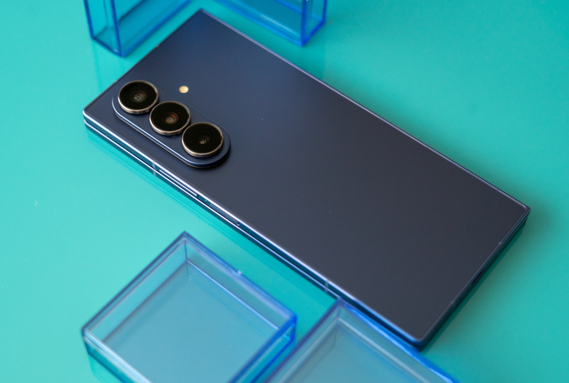 Galaxy Z Fold 7: Ponsel Lipat Tipis dan Canggih tapi Mahal dan Berbobot