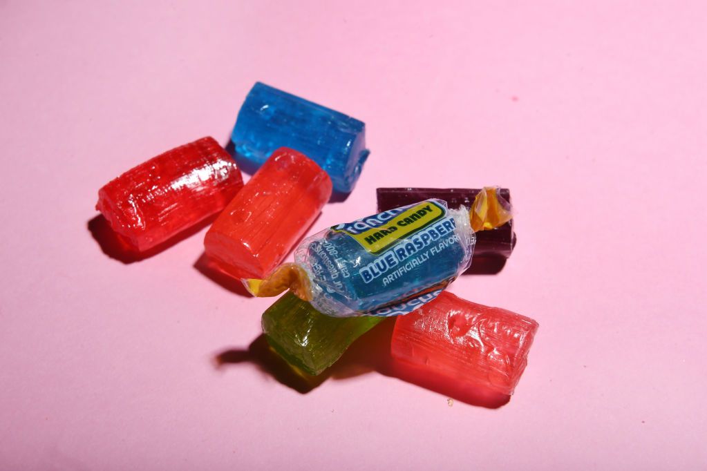 Bahaya Tersembunyi dalam Permen: Kenapa Mineral Oil Dilarang di Inggris Tapi Aman di AS?