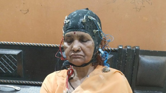 Merekam Gelombang Otak Ribuan Orang di India dan Tanzania dengan EEG Portabel