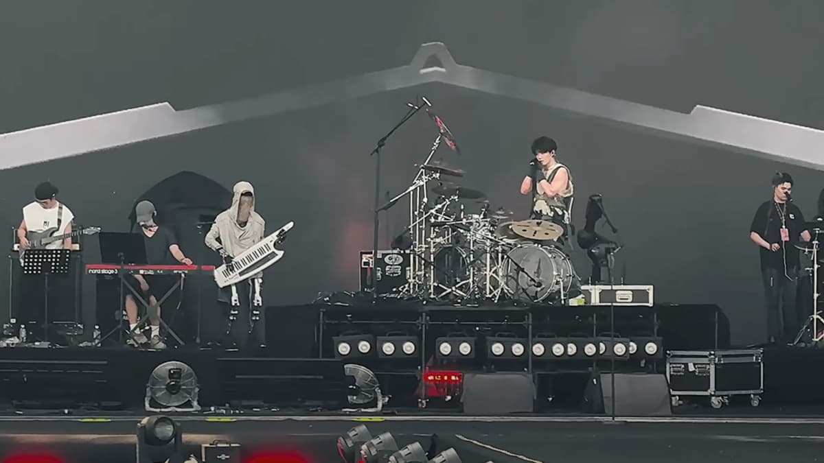 Robot Humanoid Adam Menggebrak Panggung Musik dengan Keytar di China