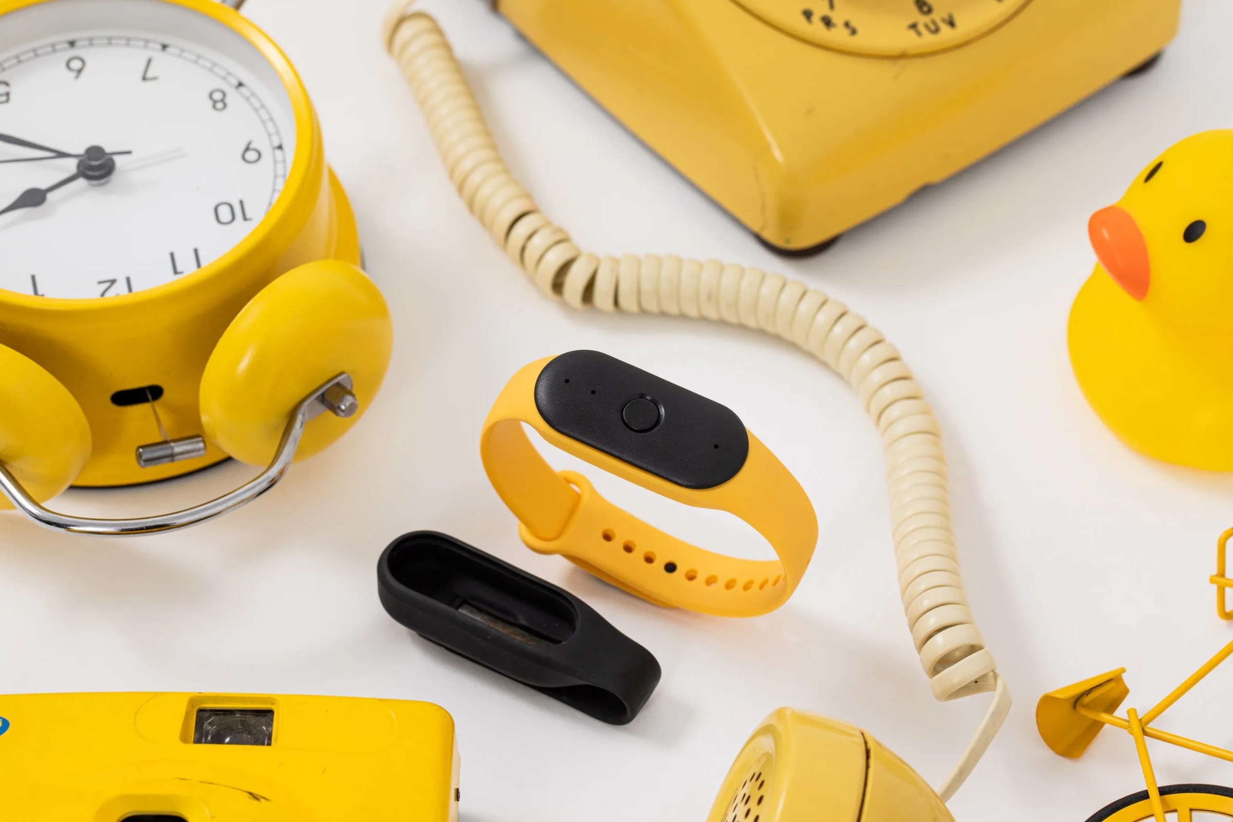 Amazon Akuisisi Startup Bee untuk Perangkat AI yang Dengarkan Percakapan Anda