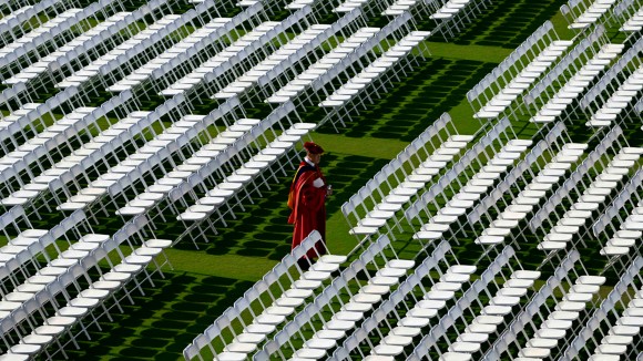 Bagaimana Status Tenure Mengubah Pola Publikasi dan Beban Kerja Akademisi