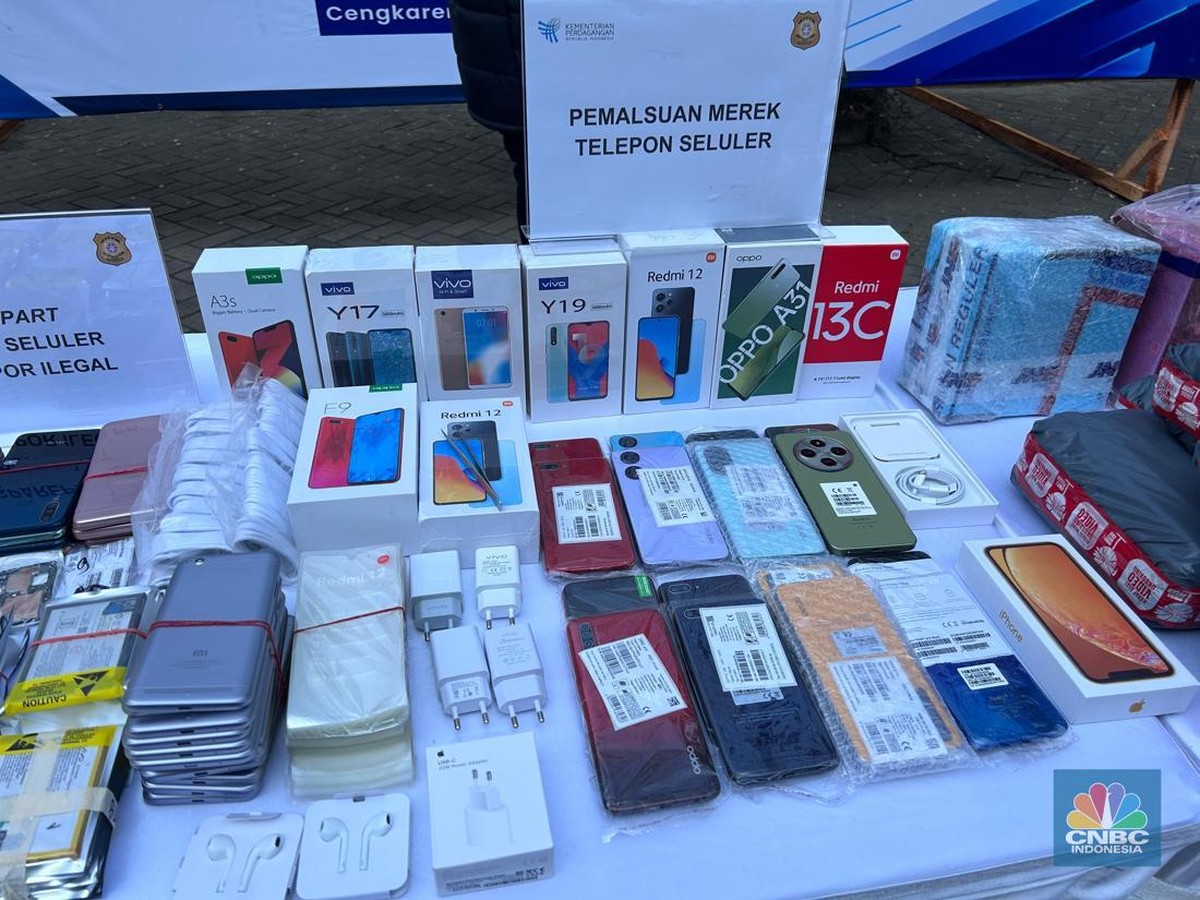 Kemendag Bongkar Jaringan Penjualan Smartphone Palsu Senilai Rp17,6 Miliar