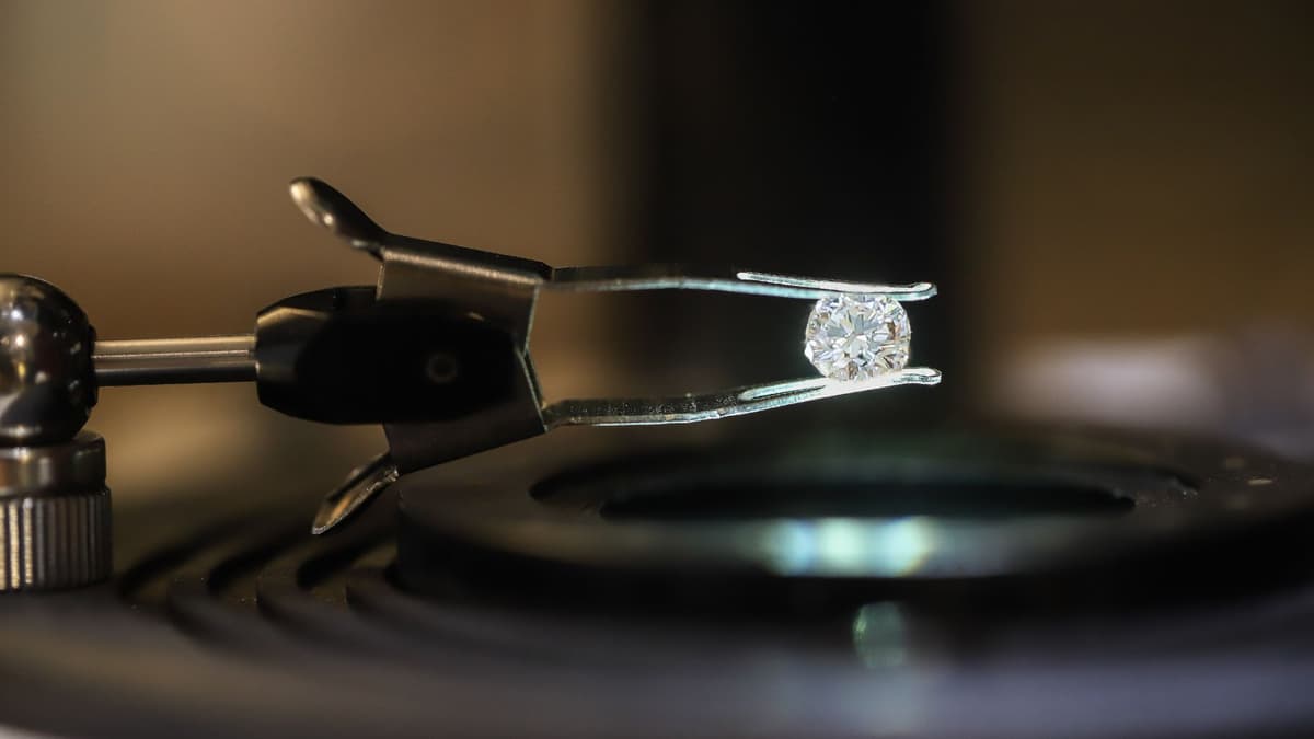 Desain Baterai Kuantum dengan Cacat Berlian untuk Energi Tahan Lama