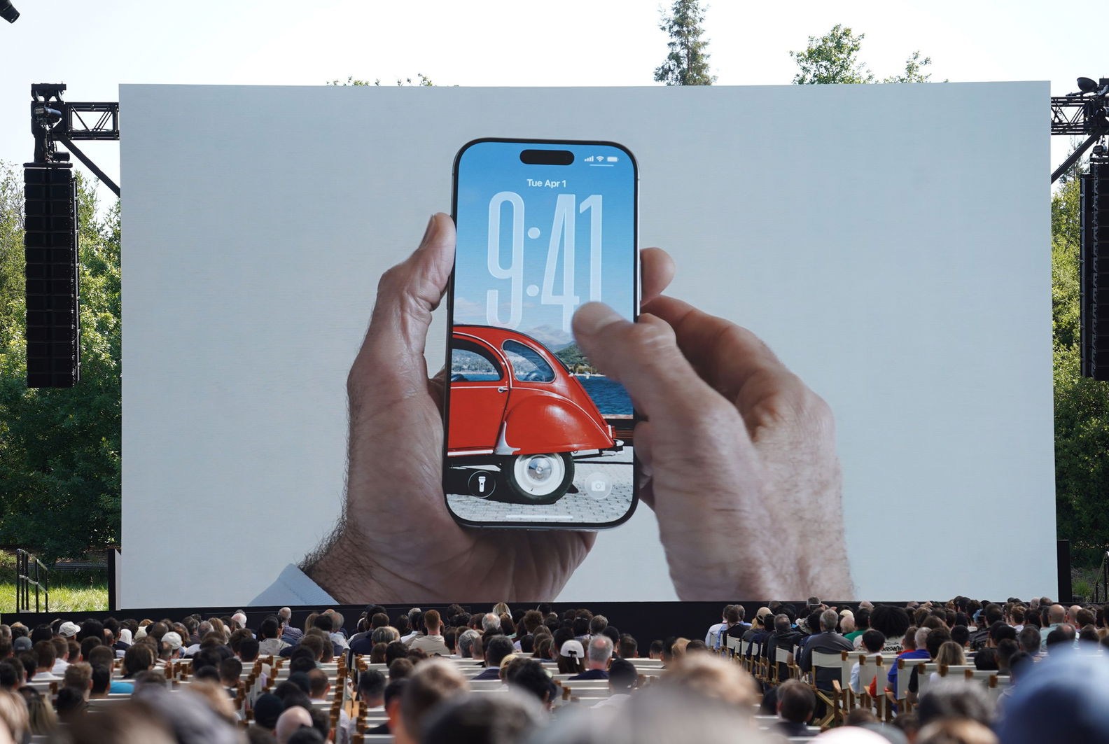 Apple Rilis Beta Publik iOS 26 dengan Desain Transparan 'Liquid Glass'