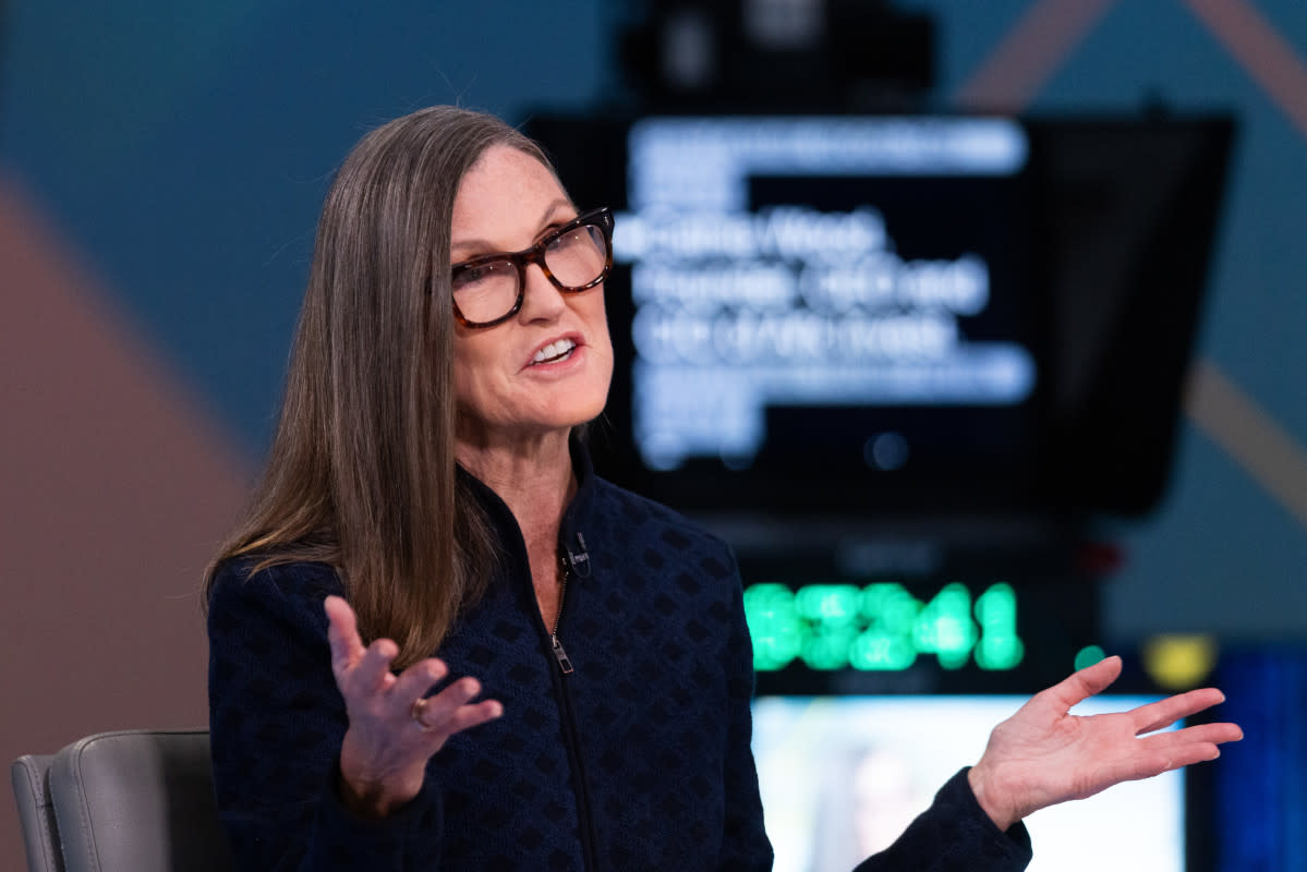 Strategi Cathie Wood Menghadapi Lonjakan Unstaking Ethereum dan Krisis Likuiditas
