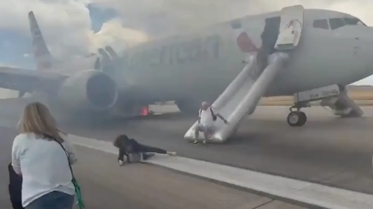 Pesawat American Airlines Evakuasi Darurat di Denver Akibat Roda Pendaratan Runtuh
