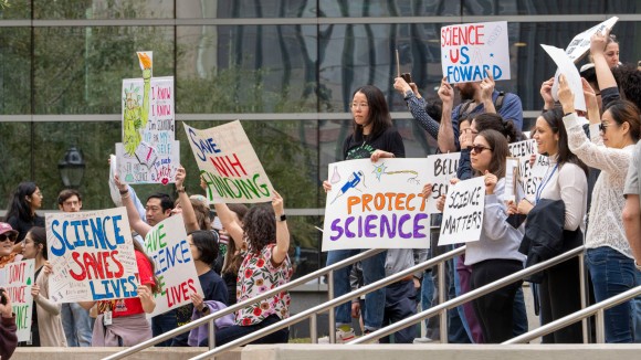 Kebijakan Trump Membuat Ilmuwan Muda Internasional Tinggalkan Amerika Serikat