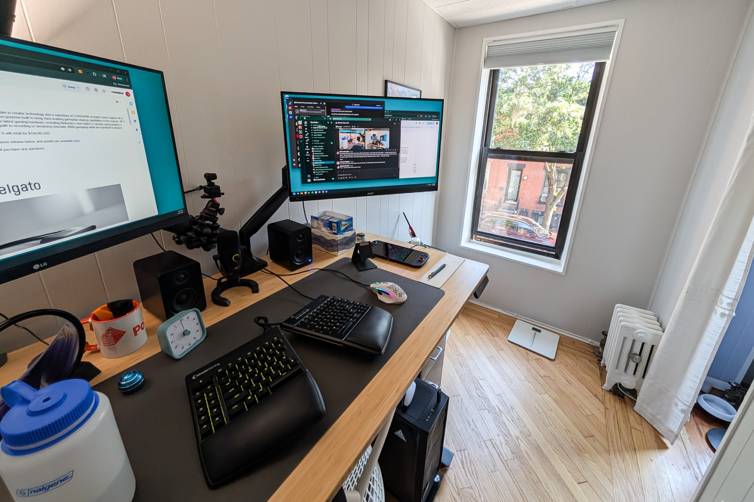 Rahasia Kenyamanan dan Produktivitas di Meja Kerja Cameron Faulkner