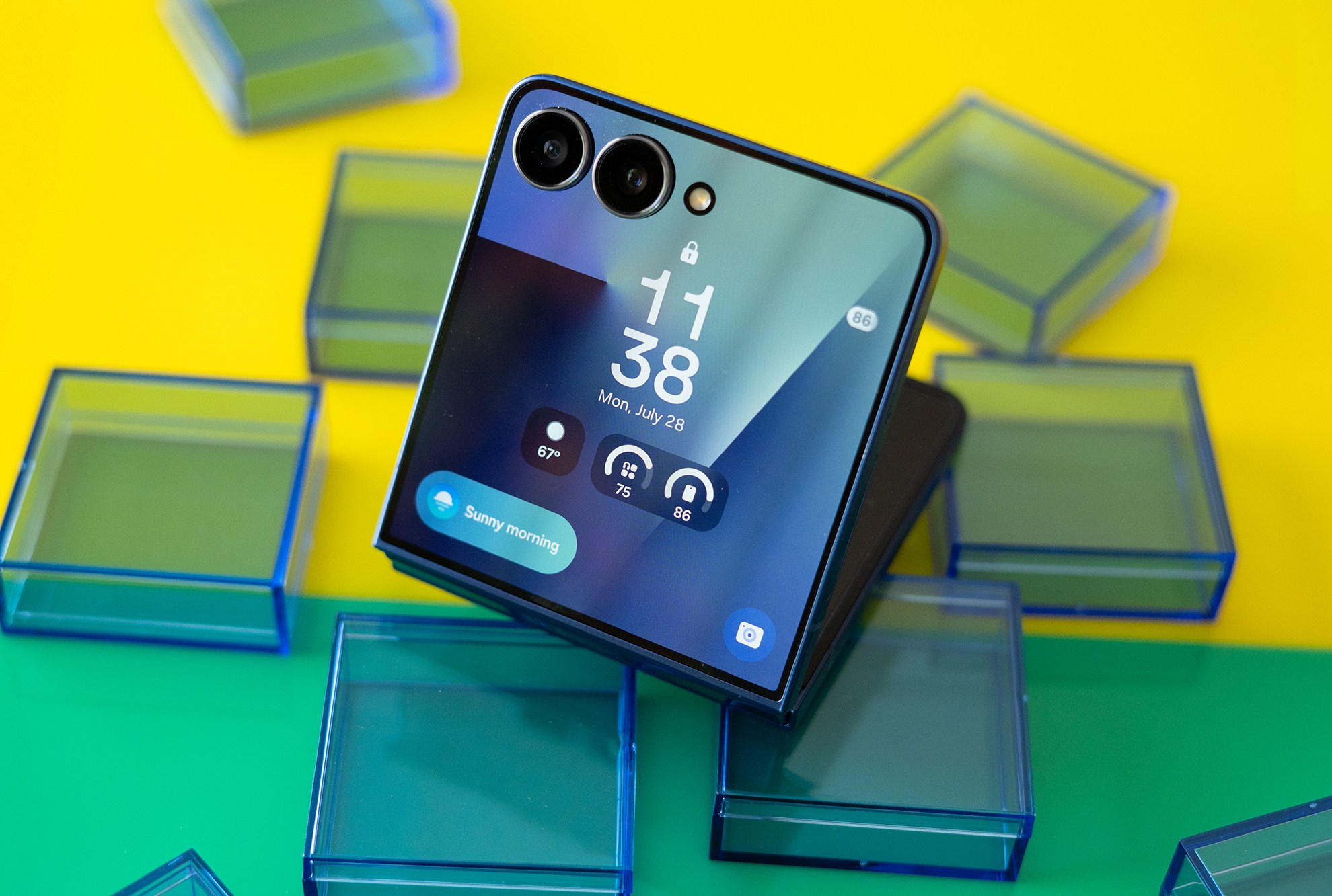 Samsung Galaxy Z Flip 7: Layar Cover Lebih Besar Bikin Pakai Flip Phone Makin Praktis