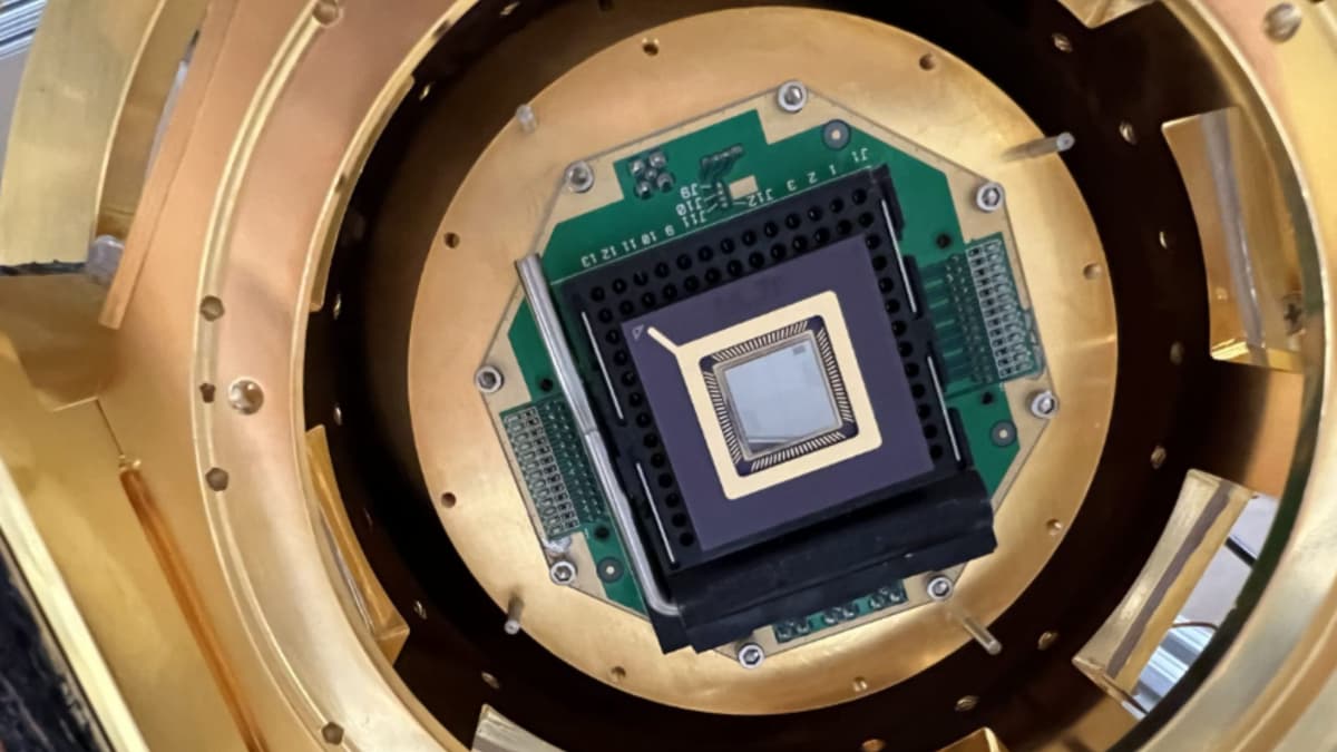 Lapisan Emas Atomik Tingkatkan Stabilitas Qubit di Komputer Kuantum