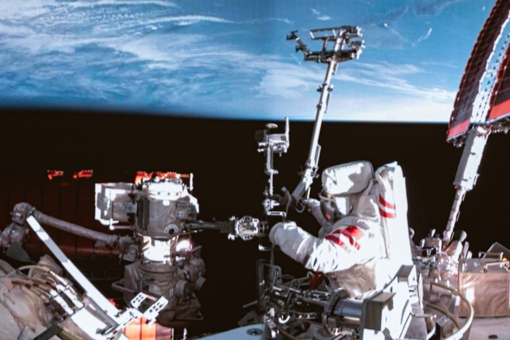 Astronot Cina Perbaiki Masalah Alat Stasiun Luar Angkasa Secara Tak Terduga