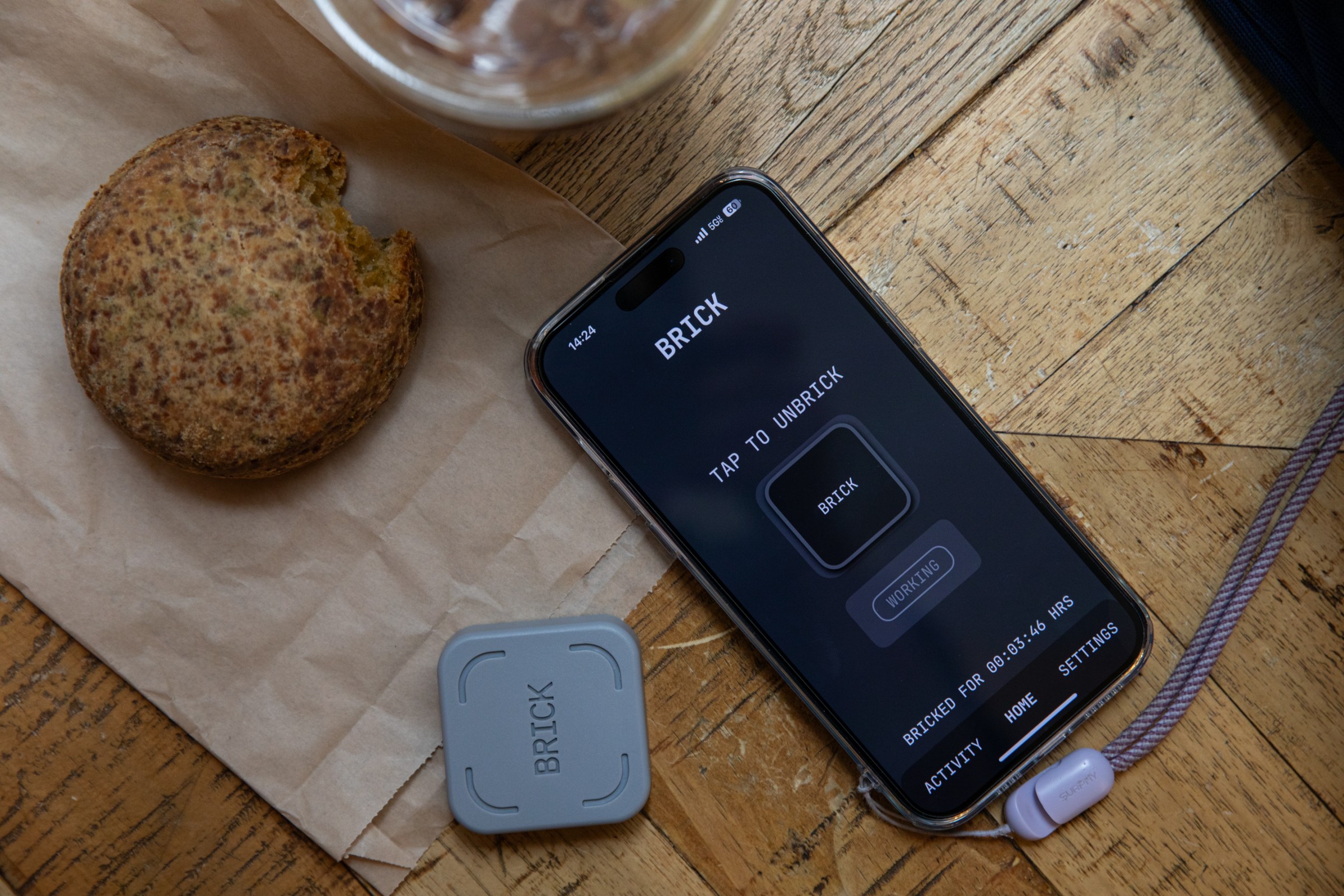 Mengatasi Kecanduan Ponsel saat Nonton TV dengan Aplikasi Brick