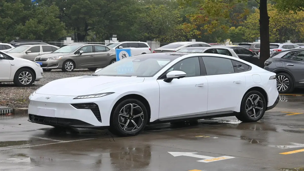 Dongfeng Satukan Merek Mobil Listrik dan Luncurkan Teknologi Baterai Solid-State 2026