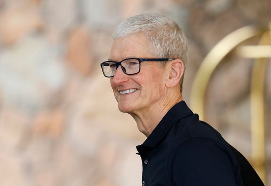Tim Cook Dorong Apple Menang di AI Meski Tertinggal Pesaing
