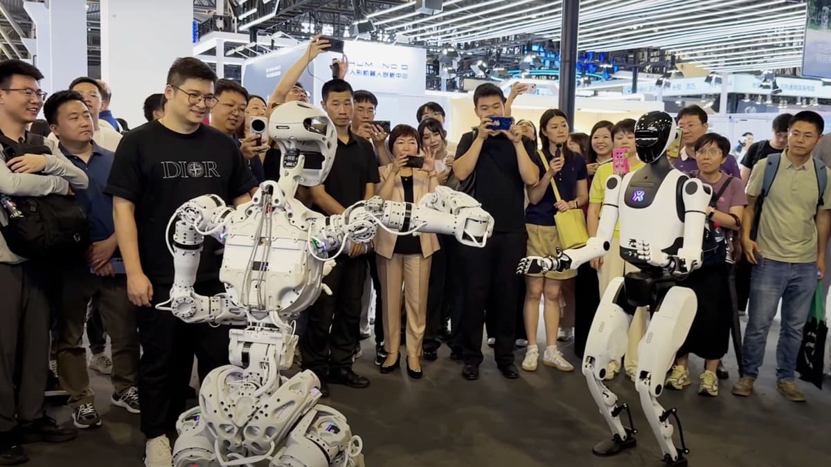 Robot Humanoid Adam dan Adam-U Tampil Mengagumkan di WAIC 2025