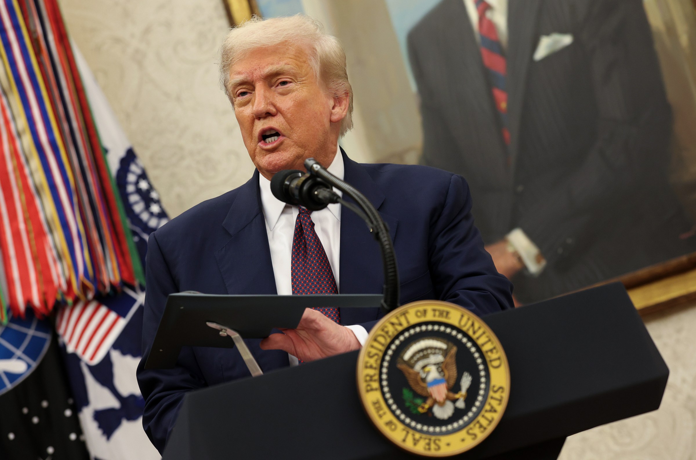 Trump Ancam Tarif 100% Pada Chip Untuk Dorong Produksi di AS, Ini Respons Apple