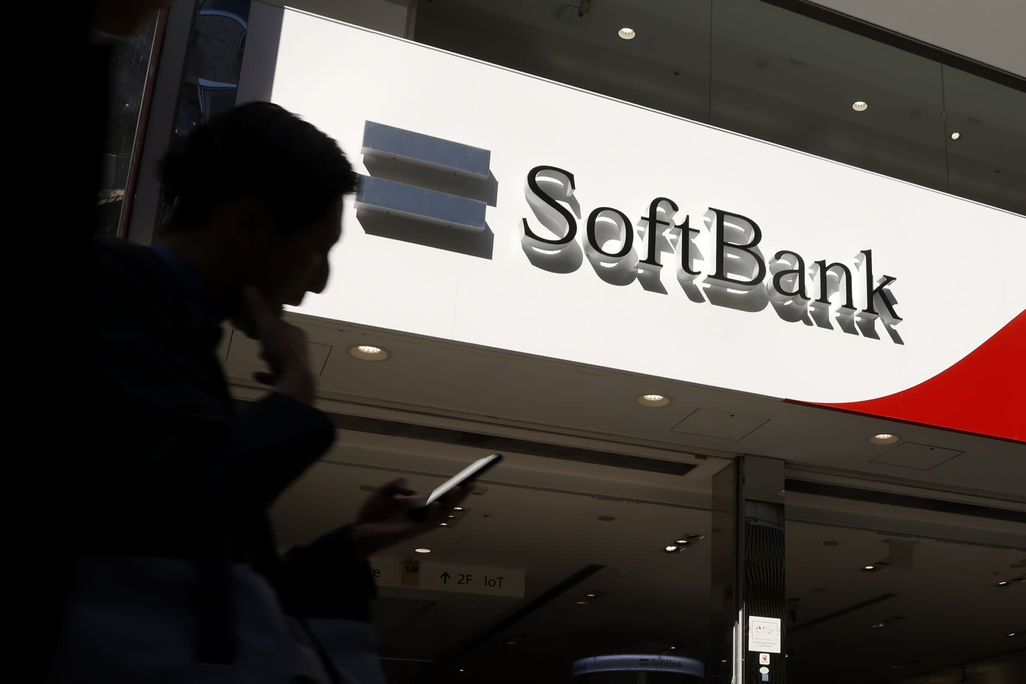 SoftBank Laba Besar dari Investasi AI, Hadapi Tantangan Pendanaan Besar