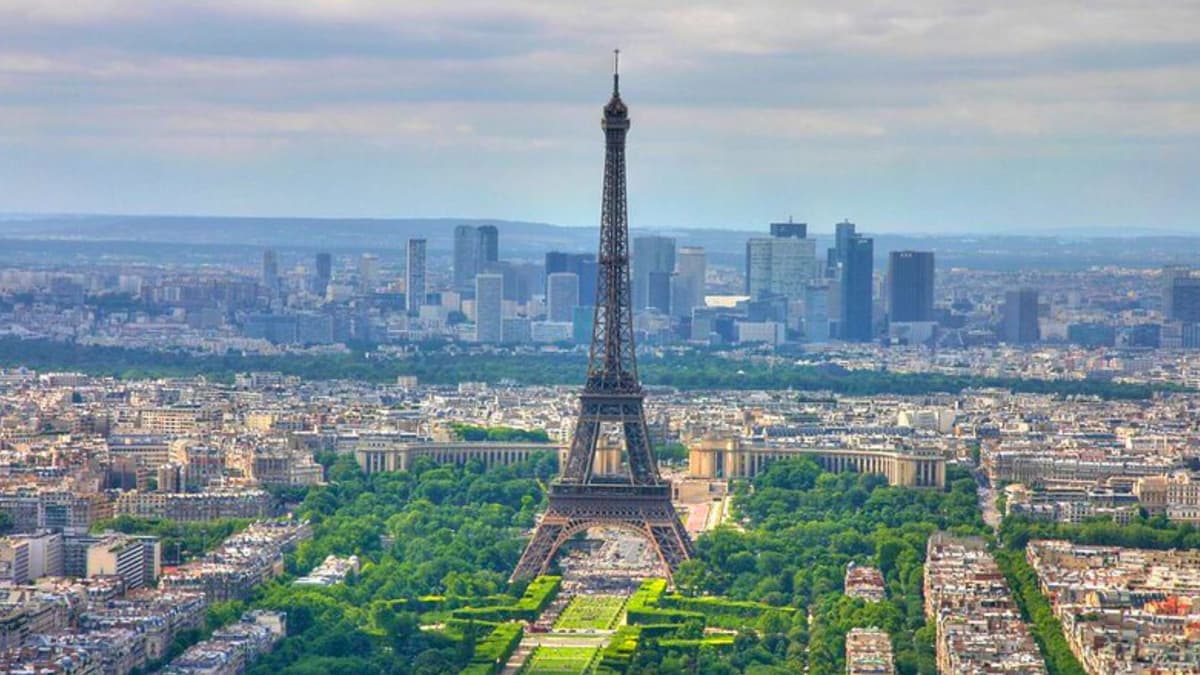 Mengapa Menara Eiffel Memanjang Saat Musim Panas? Rahasia Di Balik Perubahan Tinggi Ikonik