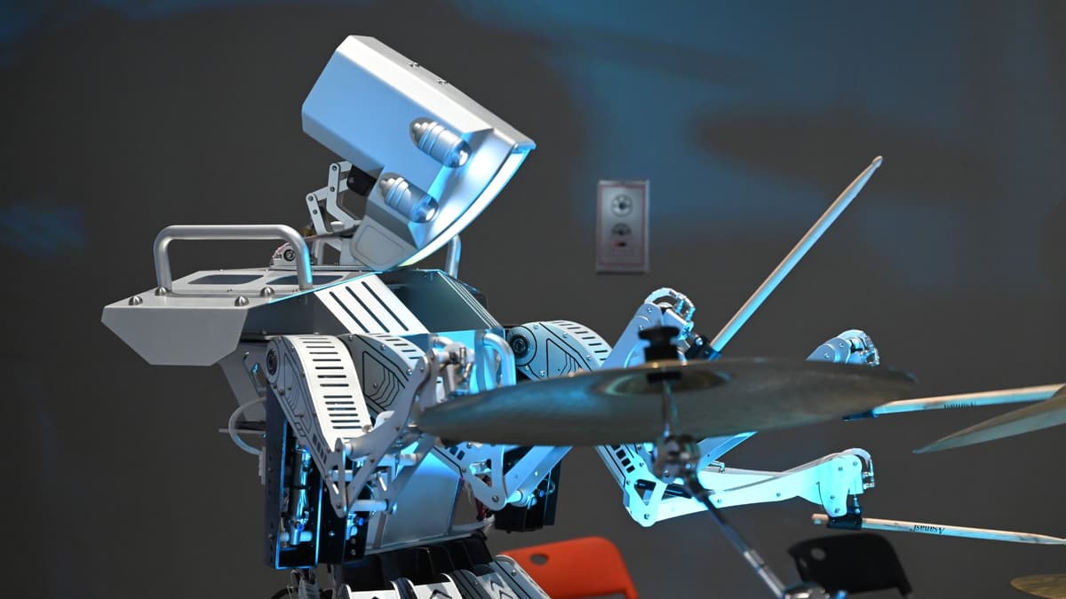 Robot Drummer: Robot Humanoid yang Bisa Main Drum dengan Presisi Manusia