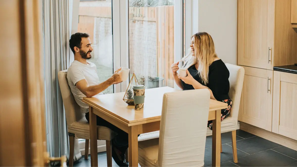 Gosip Ternyata Bisa Memperkuat Hubungan Pasangan dan Kebahagiaan Mereka