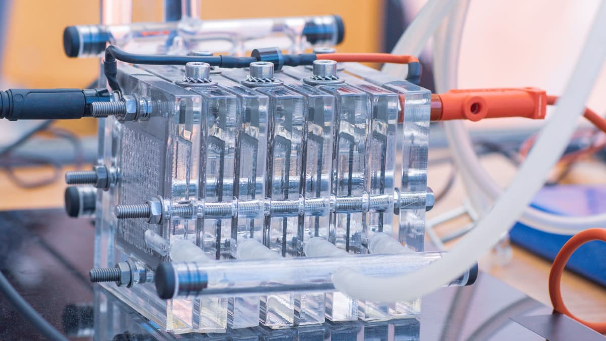 Inovasi Sel Bahan Bakar Solid-Oksida Beroperasi di 300℃ Hemat Biaya