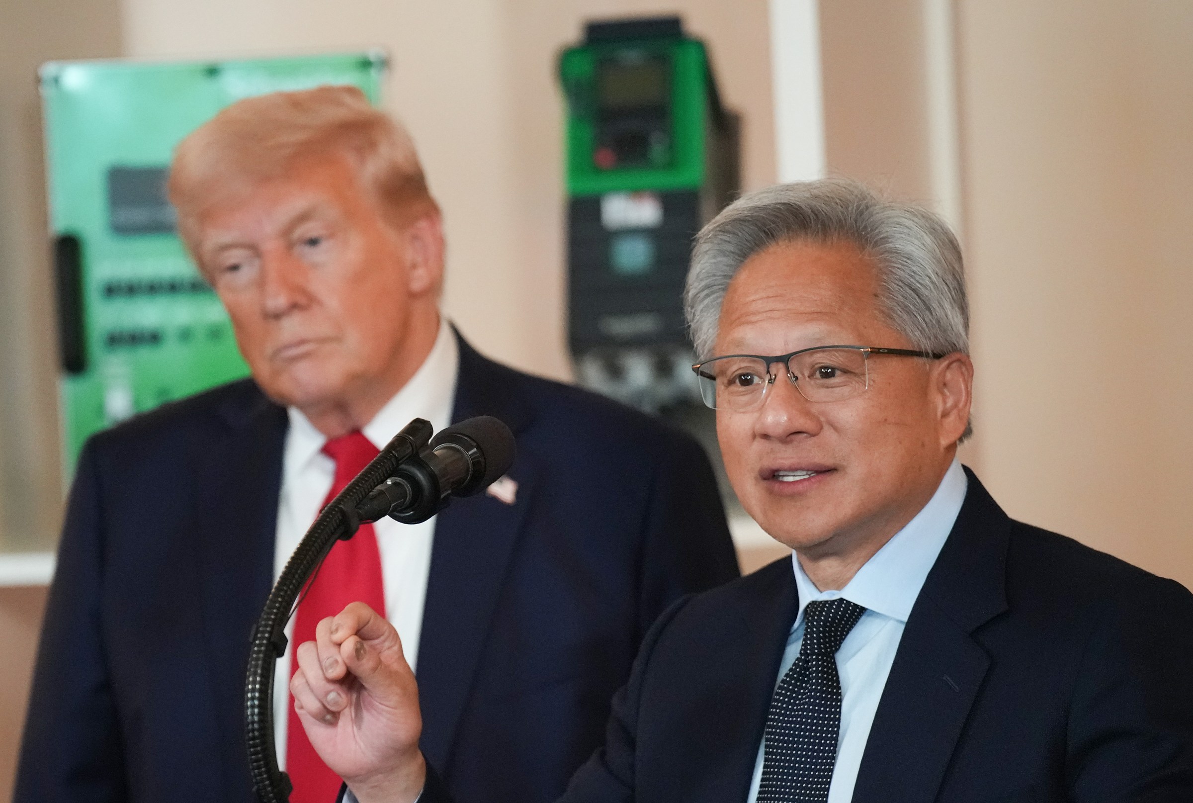 Trump Minta Nvidia dan AMD Bayar 15% dari Penjualan Chip AI ke China