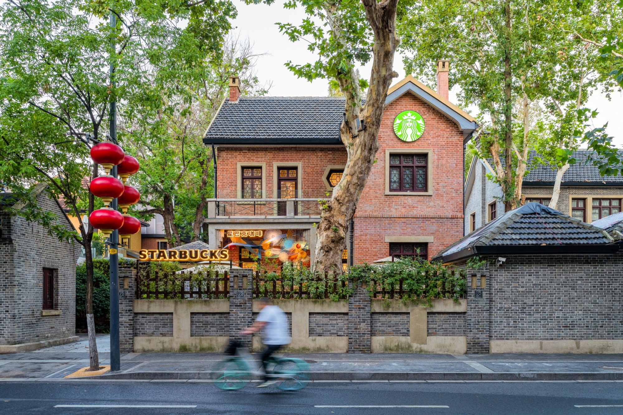 Strategi Baru Starbucks di Tiongkok: Antara Harga Murah dan Pengalaman Eksklusif