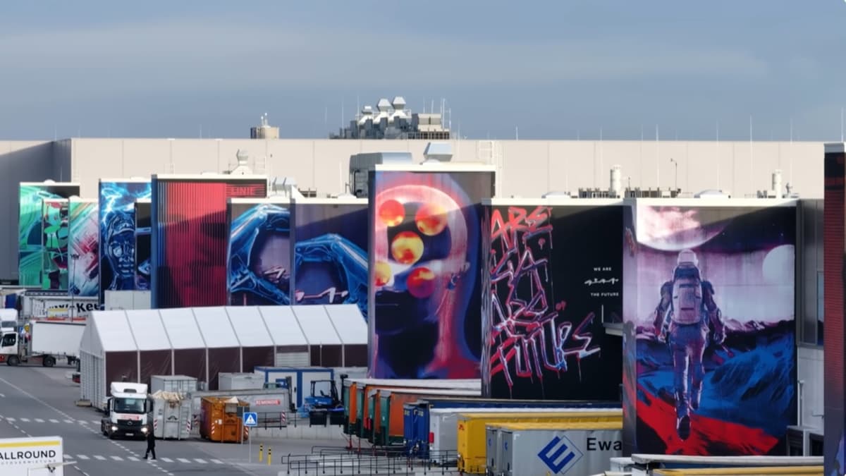 Tesla Gunakan Robot Pelukis Ulang Dinding Gigafactory Berlin dengan Grafiti Warna-warni